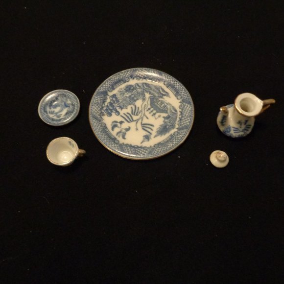 OLD FAMILY MONEY VINTAGE RETRO LITTLE BLUE & WHITE TEAPOT CUP & SAUCER S… - Picture 2 of 5